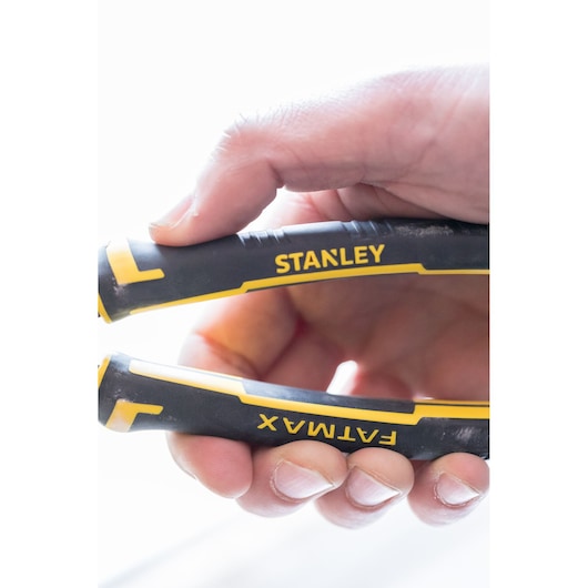 Foto van STANLEY 0-89-868 FATMAX tang met zwart-gele handgrepen vastgehouden in de hand.