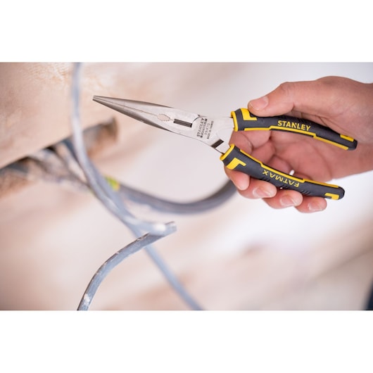 Stanley 0-89-870 FATMAX pince à bec long noire et jaune tenue, saisissant un fil électrique.