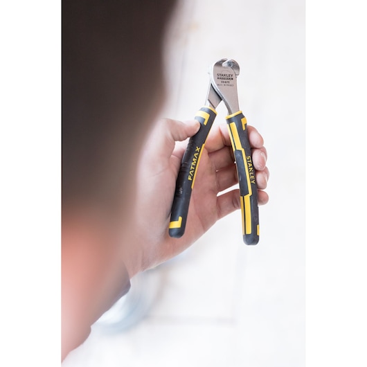 Photo de la pince coupante STANLEY 0-89-875 FATMAX avec poignées noires et jaunes tenue à la main.