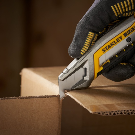 Stanley 1-11-301 hobbymes snijdt karton, close-up, fotografie van product in gebruik.