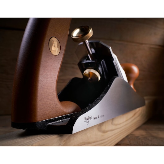 STANLEY 1-12-136 No. 4 hand schaaf met houten handvat, close-up fotografie op een houten oppervlak.