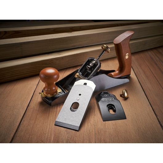 Foto van STANLEY 1-12-136 handschuif met houten handgrepen en losse messen op houten oppervlak.