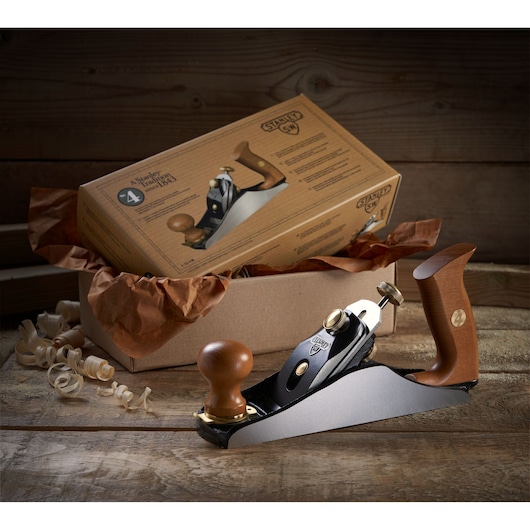 STANLEY 1-12-136 handschuif met houten handgrepen op rustieke tafel, productdoos op de achtergrond.