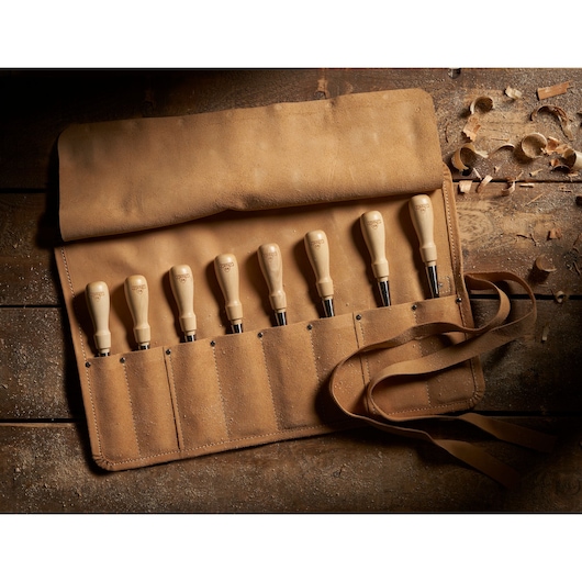 STANLEY 1-16-793 ensemble de ciseaux dans une pochette en suède beige, poignées en bois, photo vue du dessus.