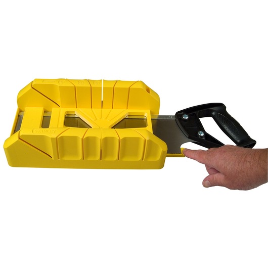 STANLEY 1-19-800 verstekbak en zaagset, geel plastic, schuine hoek, hand aan het handvat.