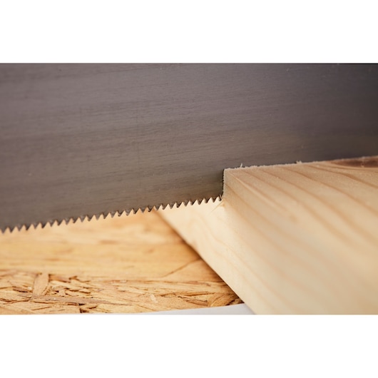 STANLEY 1-20-600 lame de scie à main coupant une planche de bois, angle latéral rapproché.