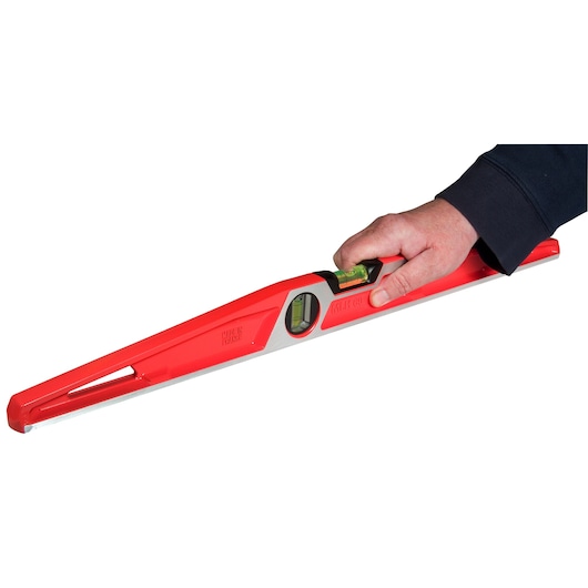 STANLEY 1-42-314 waterpas met rode behuizing, digitale display en libel, hand houdt gereedschap, zijaanzicht.