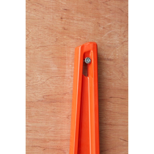 STANLEY 1-42-315 oranje waterpas gemonteerd op hout, close-up fotografie.