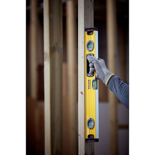 Foto van STANLEY 1-43-524 waterpas in verticale positie op houten frame.