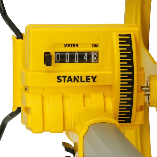 STANLEY 1-77-174 roue jaune de mesure de distance, vue rapprochée, compteur de mètres et marques noires.