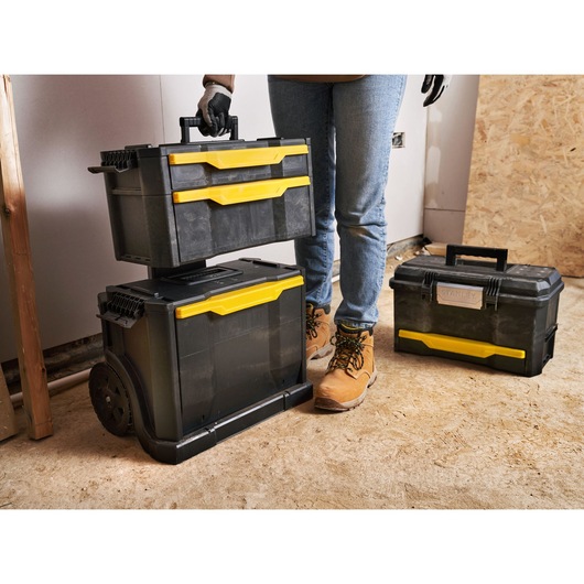 STANLEY 1-79-206 ensemble de boîtes à outils, noir avec poignées jaunes, montré dans un atelier, photo de face.