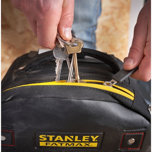 STANLEY 1-79-215 gereedschapstas close-up met sleutels boven gele rits, FATMAX logo zichtbaar.