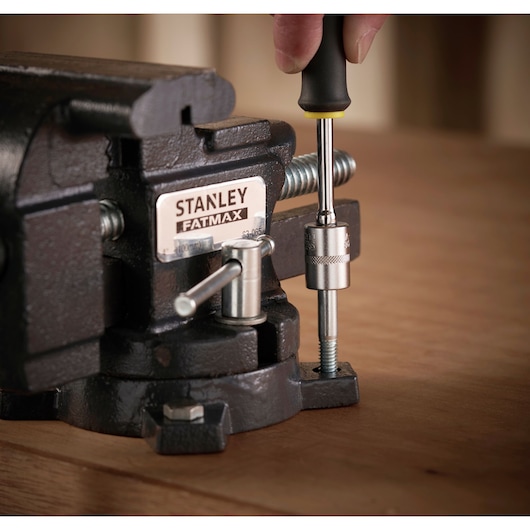 STANLEY 1-83-065 bankschroef in gebruik met handgereedschap op houten oppervlak, close-up.
