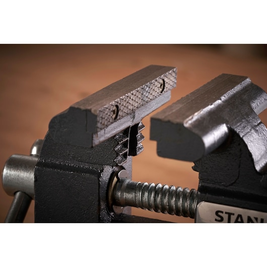 STANLEY 1-83-065 bankschroef close-up met getextureerde stalen bekken en schroefmechanisme, productfotografie.