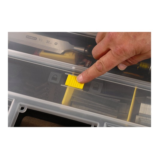 STANLEY 1-92-762 organiseur gros plan, doigt faisant glisser le loquet jaune sur le couvercle transparent.