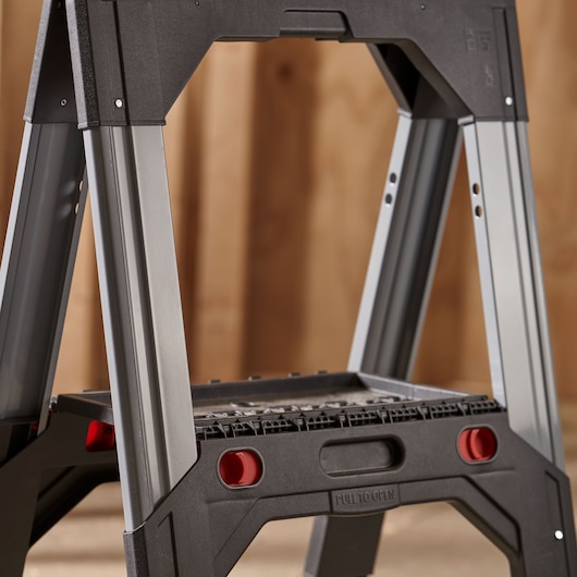 STANLEY 1-92-980 trapladder, zijaanzicht, zwart en zilver met rode details, binnen getoond.