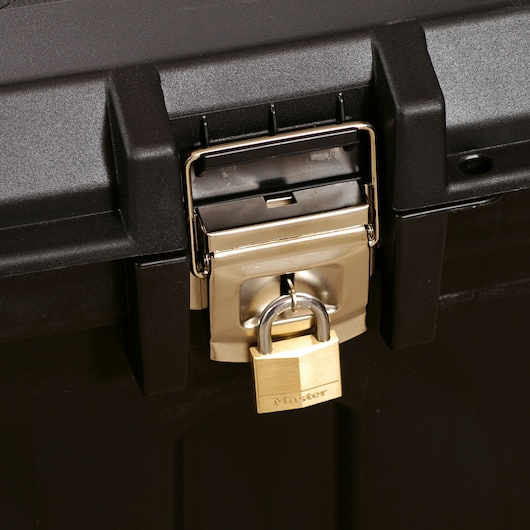 STANLEY 1-93-278 boîte à outils noire gros plan avec loquet métallique doré et cadenas, vue de face.