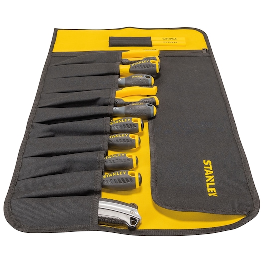 STANLEY 1-93-601 gereedschaprol met geel-zwarte handvatten, schroevendraaiers en mes, schuine aanzicht.