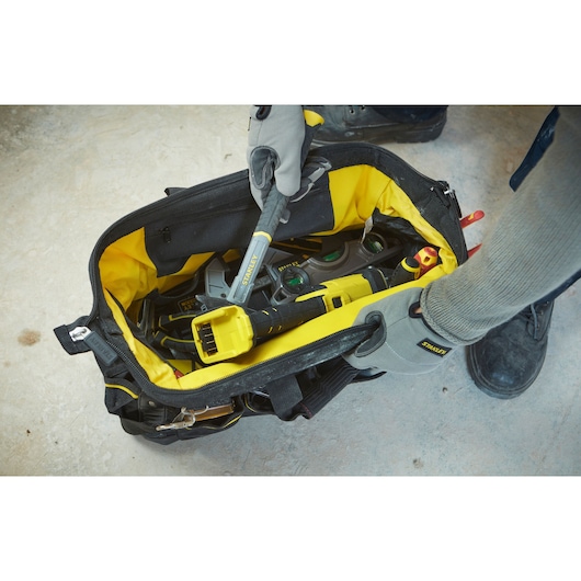 Photo du sac à outils STANLEY 1-93-950 ouvert, rempli d’outils à main, vue de dessus.