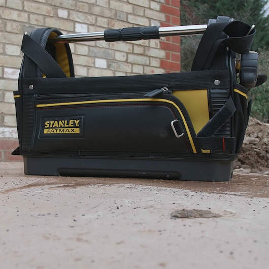 STANLEY 1-93-951 fotografie van FATMAX gereedschapstas zwart-geel, zijaanzicht, buitenomgeving.
