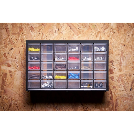 STANLEY 1-93-980 organiseur avec 24 tiroirs transparents contenant des articles variés, vue de face murale.