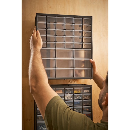 STANLEY 1-93-981 armoire de rangement à tiroirs transparents fixée sur un mur en bois, photographie de face.