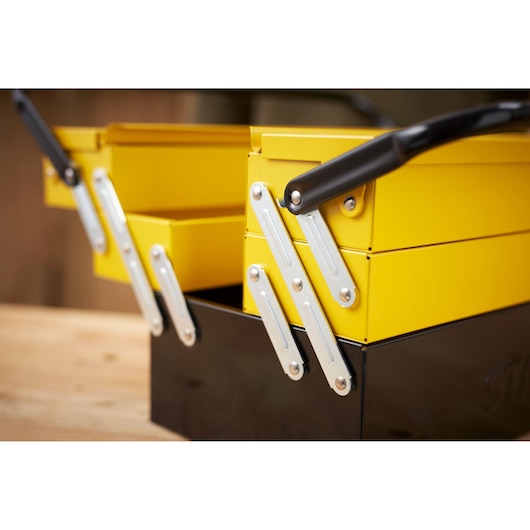 STANLEY 1-94-738 boîte à outils en métal jaune et noir, photographie en gros plan latéral.