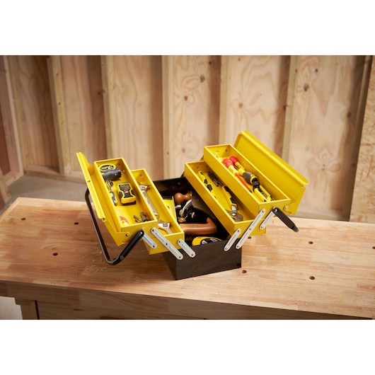 STANLEY 1-94-738 boîte à outils métallique à compartiments jaunes, remplie d’outils à main, vue en angle.