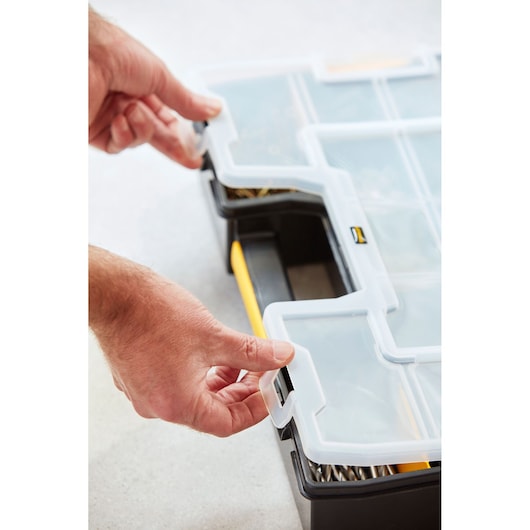 Photo du boîtier organisateur STANLEY 1-94-745 avec couvercle transparent ouvert, compartiments en plastique noir et jaune.