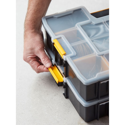 STANLEY 1-94-745 organiseur de petites pièces avec loquet jaune, couvercle transparent, empilé, gros plan.