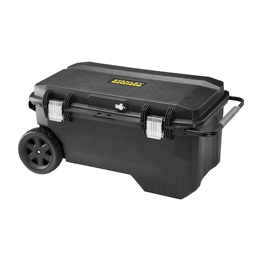 STANLEY 1-94-850 zwarte gereedschapskist op wielen met metalen sluitingen, vooraanzicht op witte achtergrond.