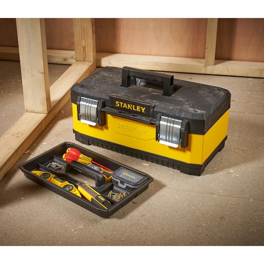 STANLEY 1-95-612 boîte à outils jaune avec couvercle noir, loquets métalliques, plateau et outils, vue en angle