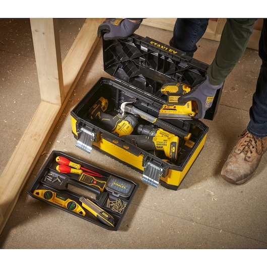 Photographie de la boîte à outils STANLEY 1-95-612 jaune et noire avec outils et accessoires variés.