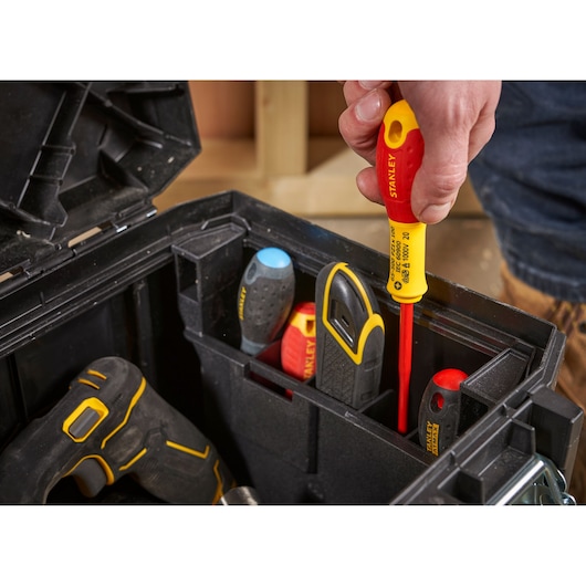 Foto van STANLEY 1-95-616 gereedschapskist met diverse handgereedschappen, inclusief schroevendraaiers en afbreekmes, netjes ingedeeld.