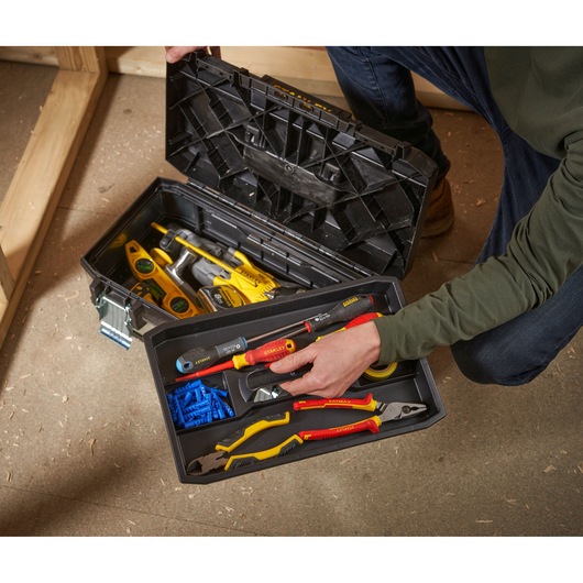 STANLEY 1-95-618 boîte à outils avec outils à main et accessoires divers, vue de dessus photographie intérieure