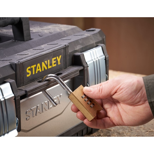 Photo de la boîte à outils STANLEY 1-95-618 verrouillée avec un cadenas à combinaison en laiton.