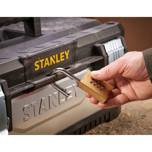 STANLEY 1-95-619 gereedschapskist frontaal, hand opent een messing combinatieslot.