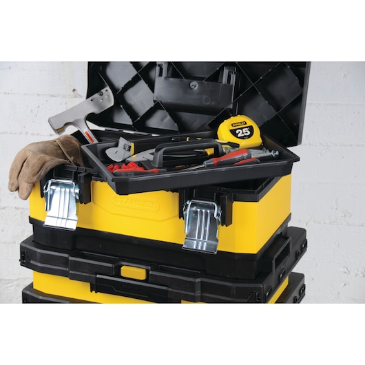 STANLEY 1-95-621 boîte à outils jaune avec plateau, outils, gants et mètre ruban, photographie de face.