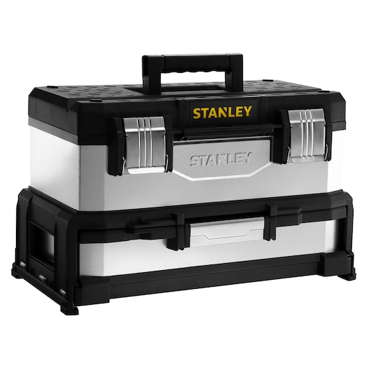 STANLEY 1-95-830 gereedschapskist, zilver met zwarte details, metalen sluitingen en bovenhandvat, vooraanzicht.