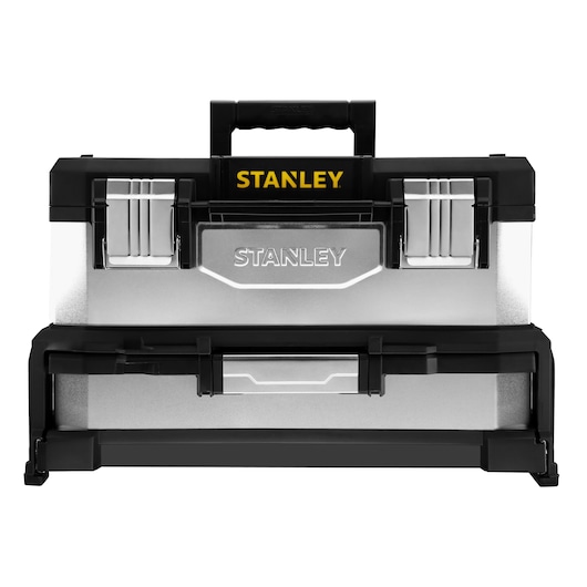 STANLEY 1-95-830 metalen gereedschapskist met zwarte kunststof sluitingen, vooraanzicht op witte achtergrond.