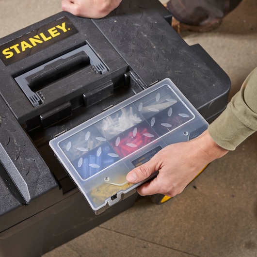 Photographie du coffre à outils STANLEY 1-97-503 avec plateau organiseur et fixations assorties, vue de dessus.