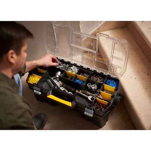 STANLEY 1-97-514 organiserbox open met diverse gereedschappen en materiaal, foto van boven bij trap.