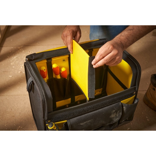 STANLEY 1-97-515 gereedschapstas met gele binnenverdeler, hand houdt verdeler, voorkant.