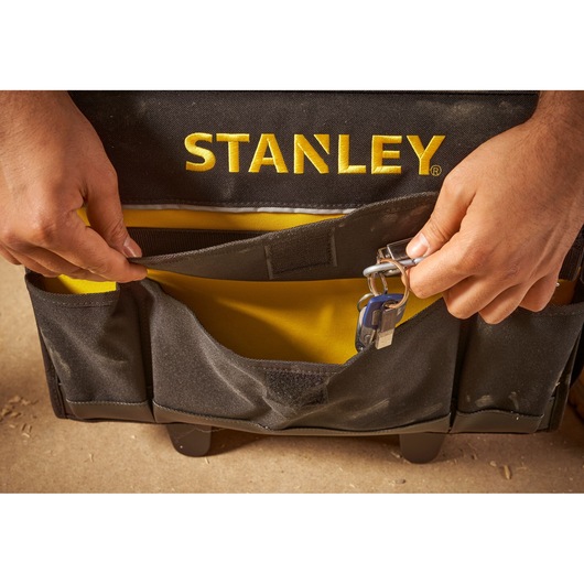STANLEY 1-97-515 gereedschapstas frontvak met sleutelhanger, close-up foto.