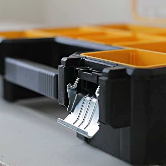 STANLEY 1-97-518 boîte organisatrice avec compartiments jaunes, gros plan sur le loquet métallique, produit sur fond blanc.