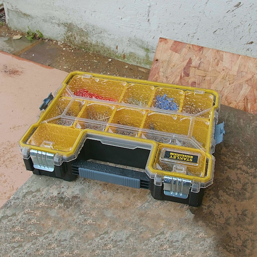Stanley 1-97-518 organiseur avec compartiments jaunes et couvercle transparent présenté à un angle extérieur.