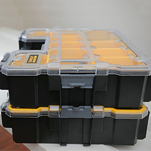 STANLEY 1-97-518 boîte organisateur empilable noire et jaune, vue latérale, couvercles transparents avec compartiments.