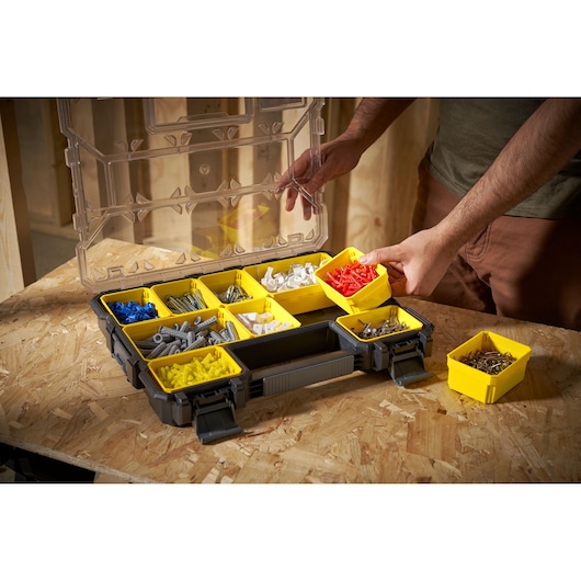 STANLEY 1-97-519 boîte organisateur avec compartiments jaunes pour accessoires, photographie angle avant.