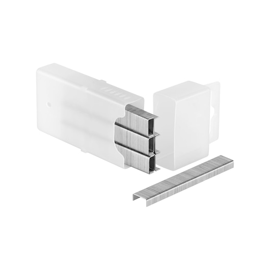 STANLEY 1-TRA202T verpakking zilveren nietjes in witte plastic doos, schuin weergegeven op witte achtergrond.