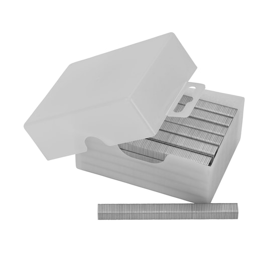 STANLEY 1-TRA705-5T doos met zilveren nietjes voor nietmachines, frontaal, fotografie op witte achtergrond.